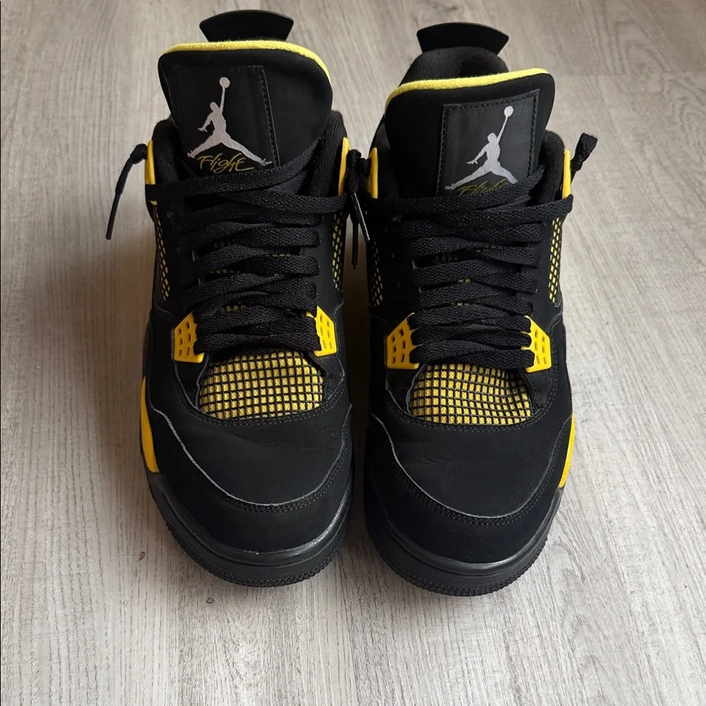 Air Jordan 4 Retro “Thunder” (Black/Yellow) – Talla 10.5 US‎